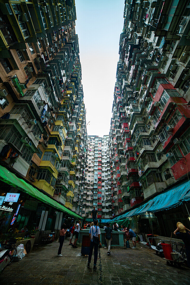 Blick auf überfüllte Wohngebäude in Hongkong