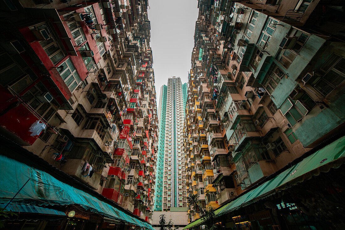 Blick auf überfüllte Wohngebäude in Hongkong