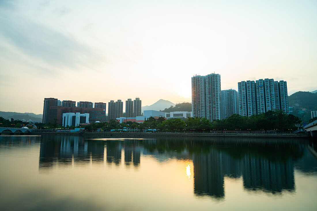 Blick auf Wohngebäude mit Fluss im Vordergrund, Hongkong
