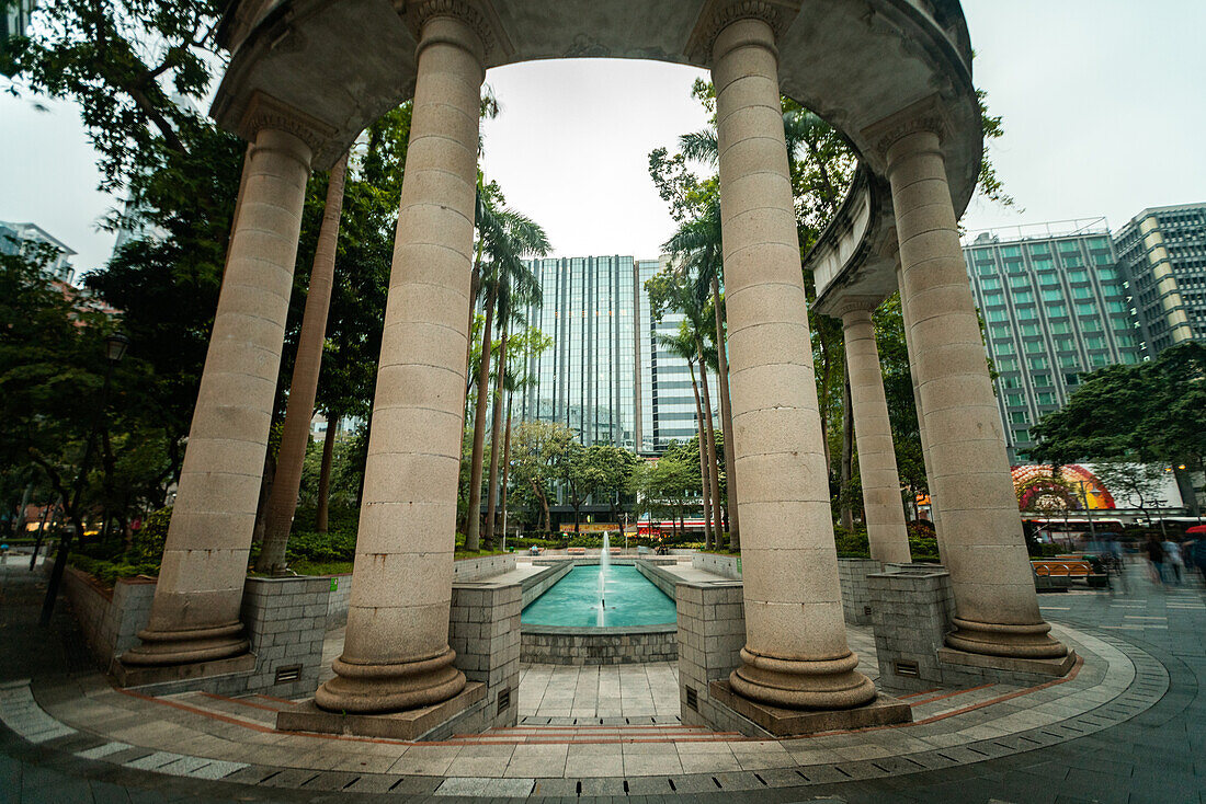 Blick auf Brunnen und Säulen im Centenary Garden des Stadtrates