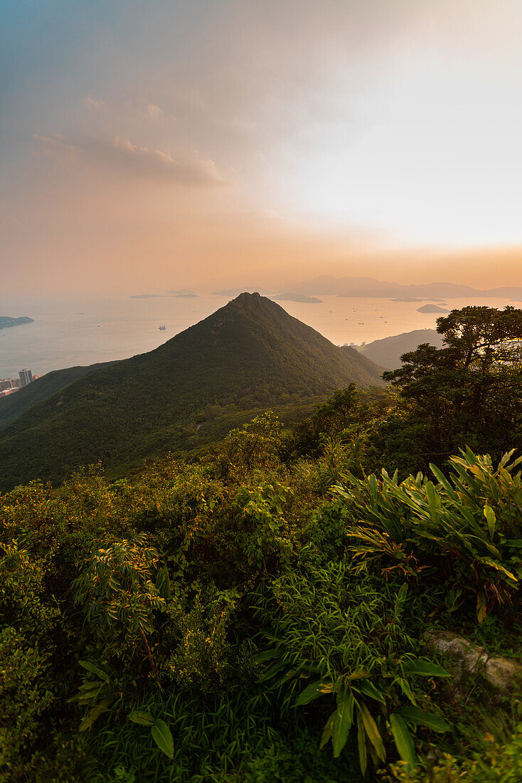 Blick auf die Berge mit Meer im Hintergrund, Hong Kong