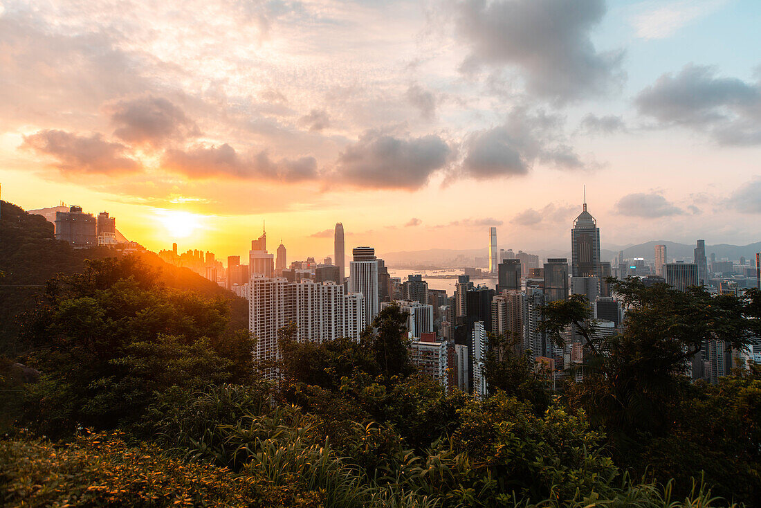 Blick auf das Stadtbild mit modernen Bürogebäuden in der Nähe von Victoria Harbour, Hongkong