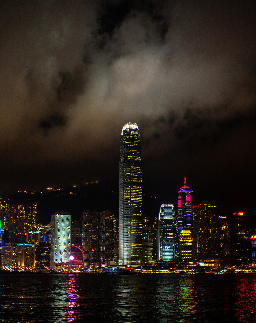 Blick auf beleuchtete Wolkenkratzer entlang des Bankenviertels am Wasser in Hongkong