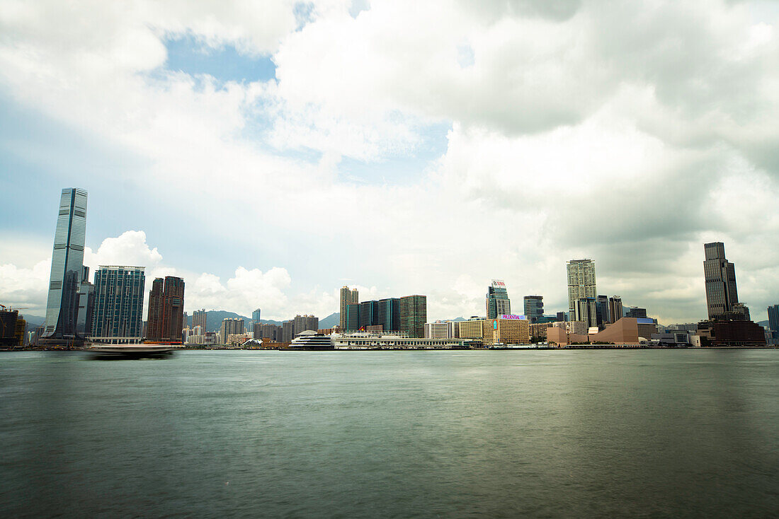 Blick auf das Stadtbild mit modernen Wolkenkratzern in der Nähe von Victoria Harbour, Hongkong