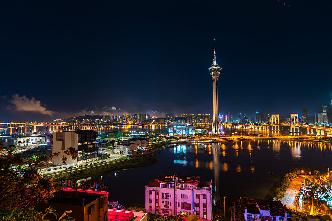 Blick auf das Kongress- und Unterhaltungszentrum Macau Tower bei Nacht, Macao