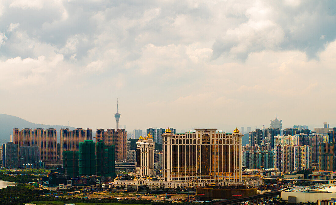 Blick auf das Galaxy Hotel mit Stadtbild in Macao