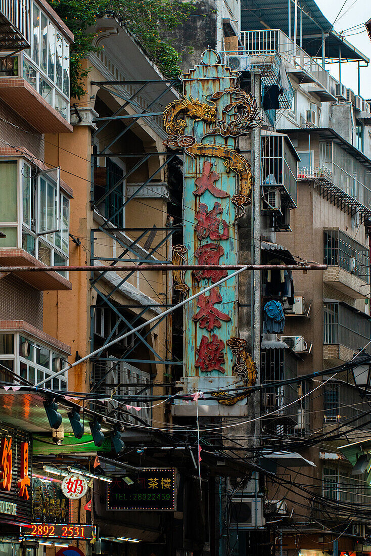 Blick auf Wohngebäude mit Handelszeichen in Macau