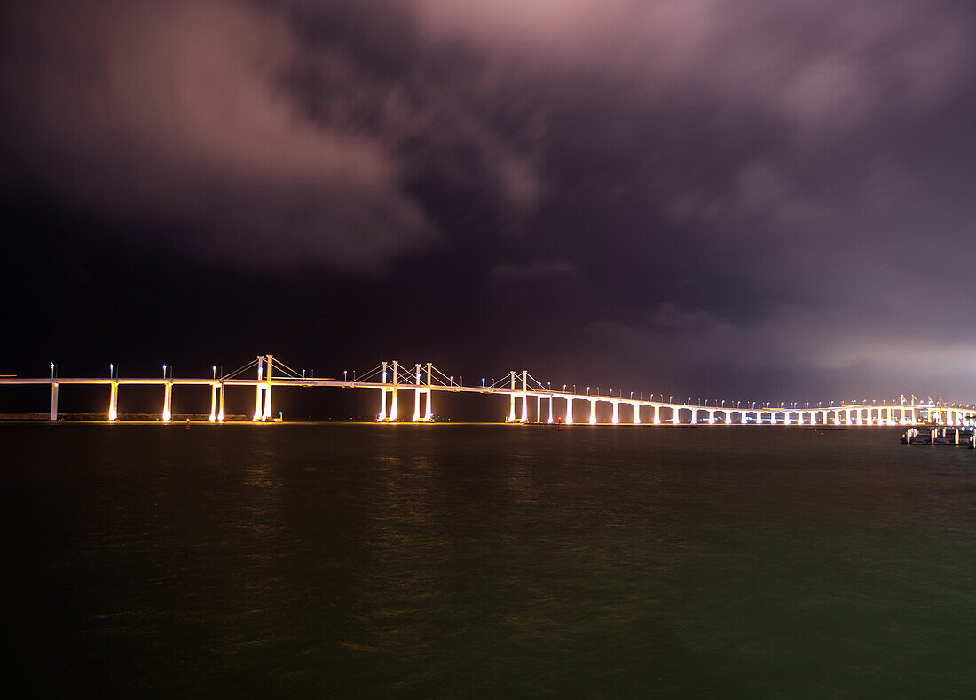 Blick auf die Seebrücke bei Nacht in Macao