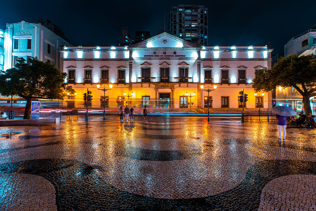 Nachtverkehr vor dem Regierungsgebäude, Macao