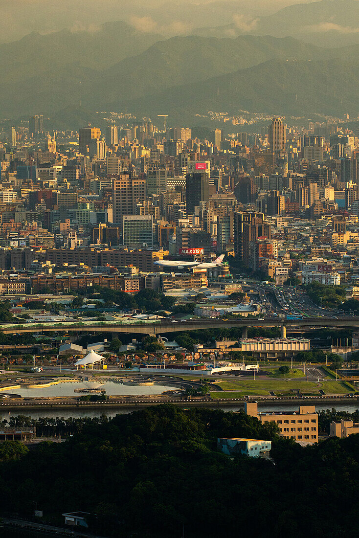 Blick auf das überfüllte Stadtbild mit modernen Gebäuden in Taiwan