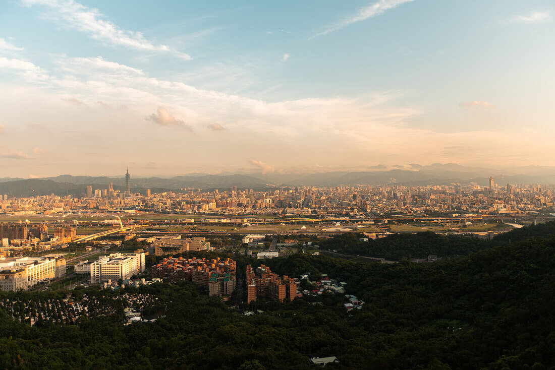 Blick auf das überfüllte Stadtbild mit modernen Gebäuden in Taiwan