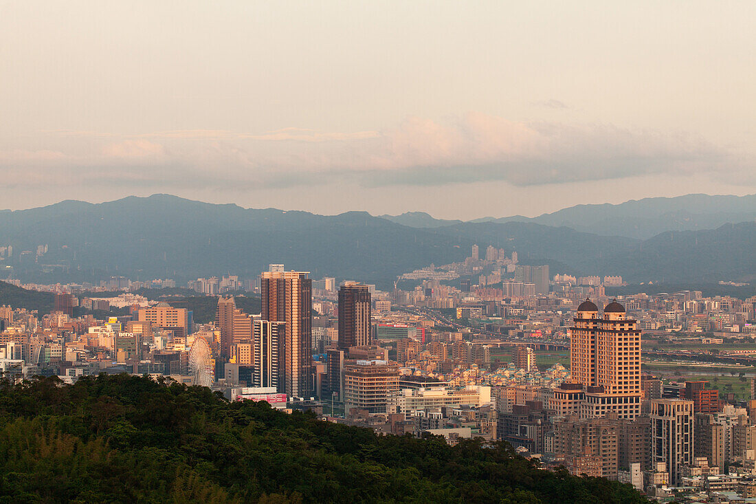 Blick auf das Stadtbild mit modernen Gebäuden in Taipei