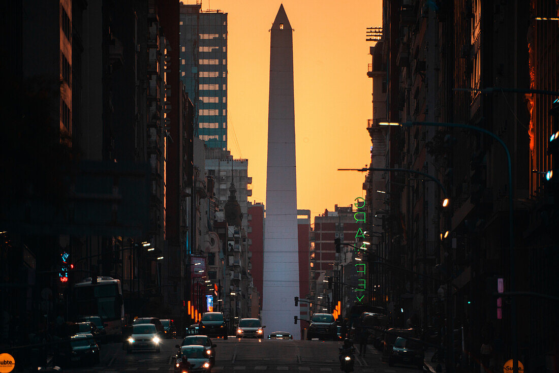 Stadt Buenos Aires mit Obelisk und Allee 9 de Julio bei Sonnenuntergang