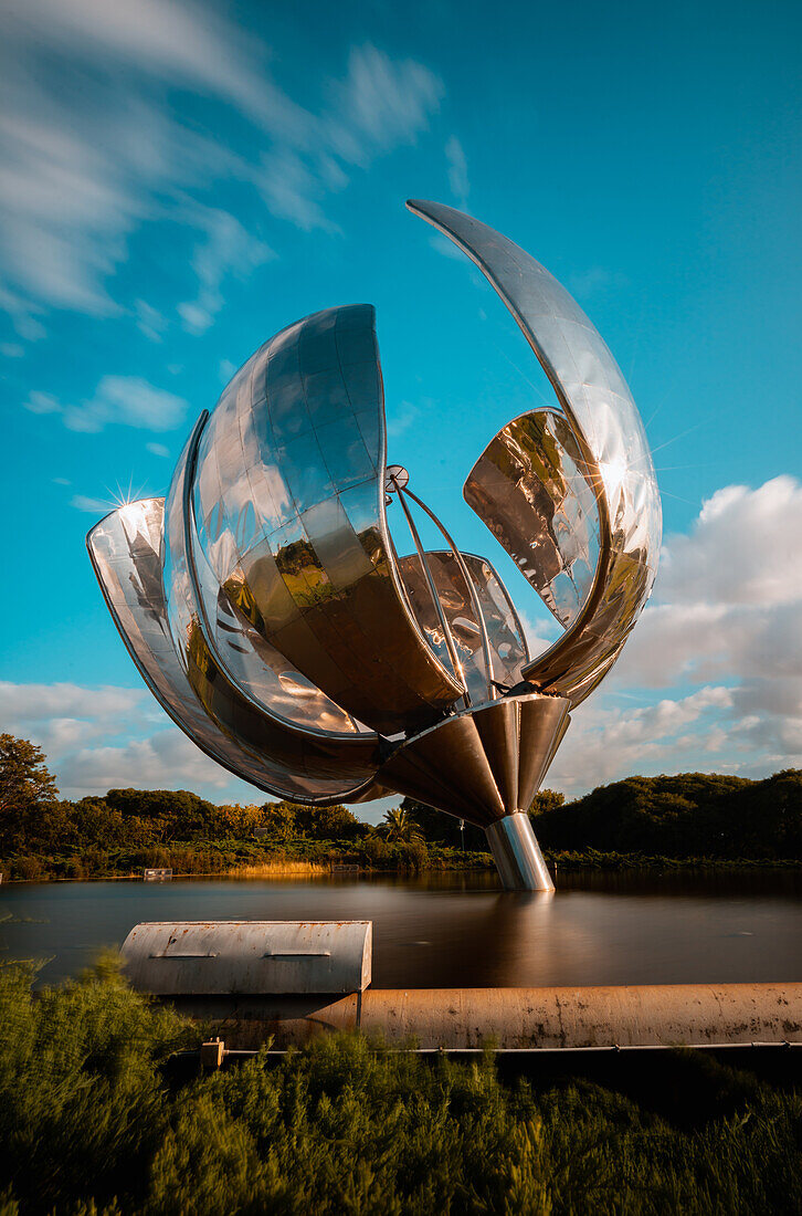 View of flower monument Floralis Generica, Plaza de las Naciones Unidas, Avenida Figueroa Alcorta