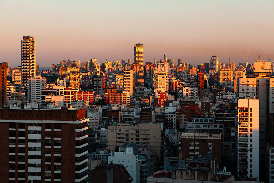 Blick auf das Stadtbild mit Wohngebäuden und Bürogebäuden bei Sonnenuntergang