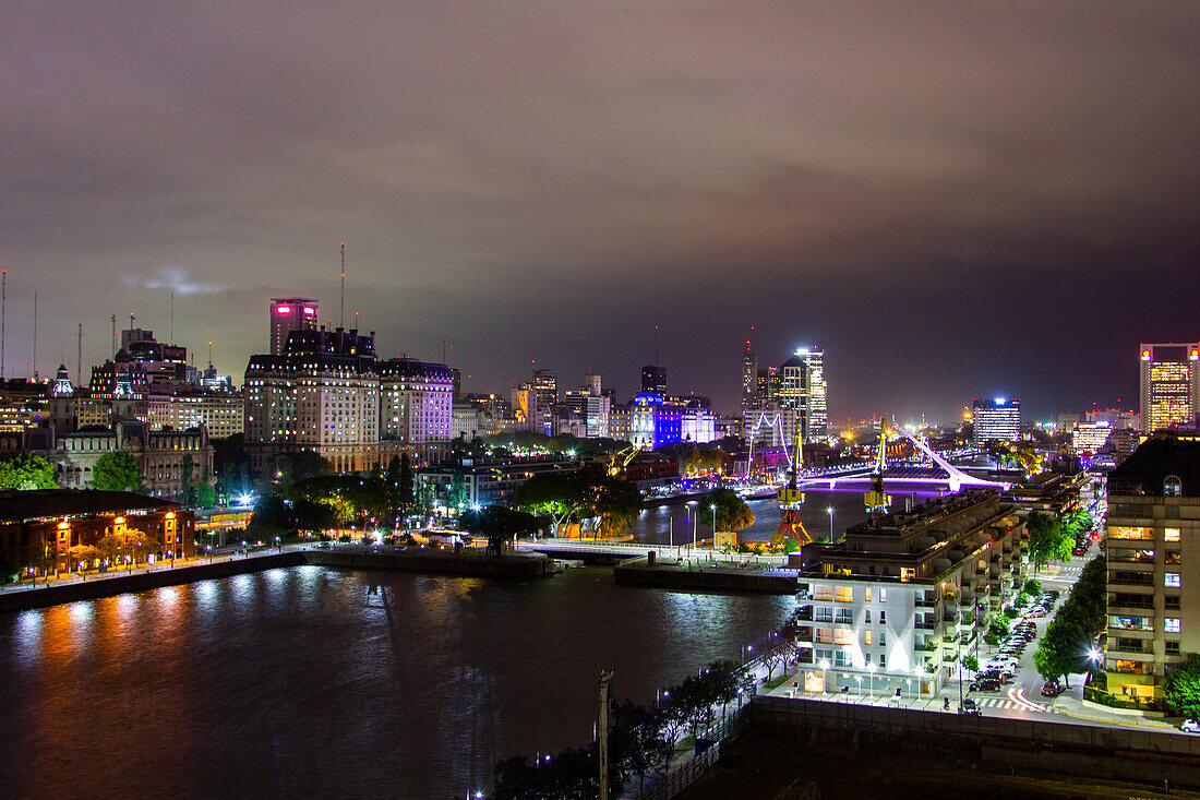 Erhöhter Blick auf die Puente de la Mujer und die Uferpromenade von Puerto Madero bei Nacht