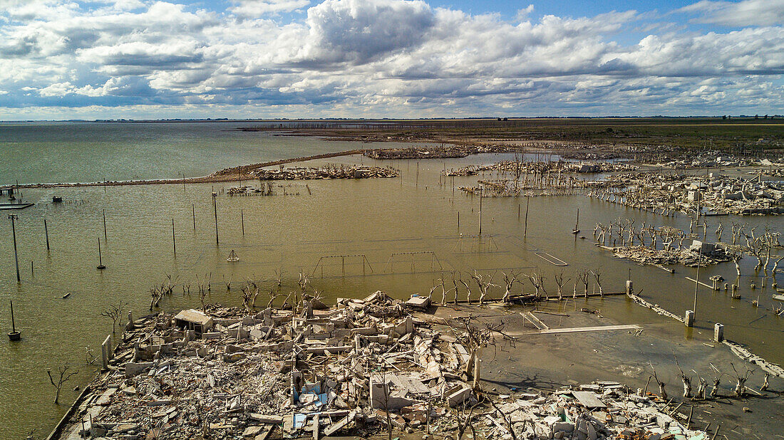 Luftbild des verlassenen Dorfes an der Küste gegen bewölkten Himmel, Villa Epecuen