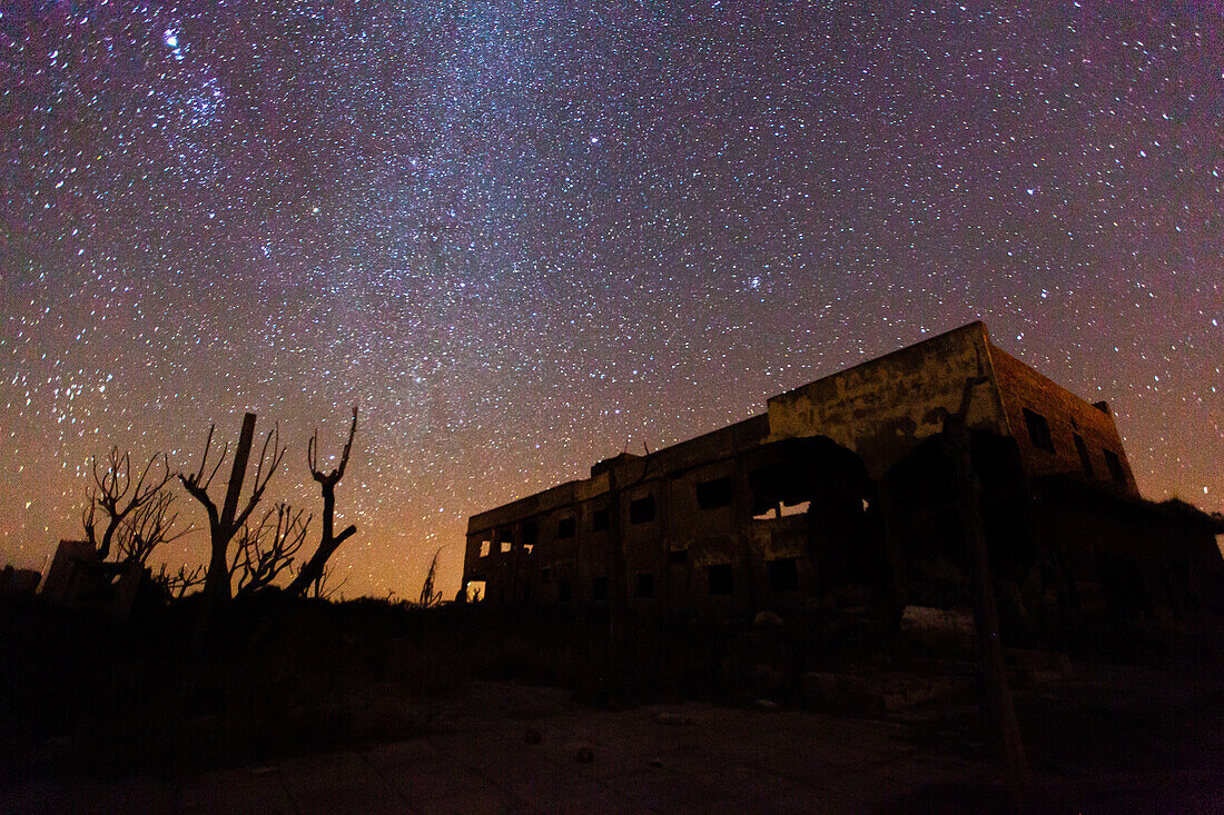 Ansicht des verlassenen Gebäudes gegen die Milchstraße im Himmel, Villa Epecuen