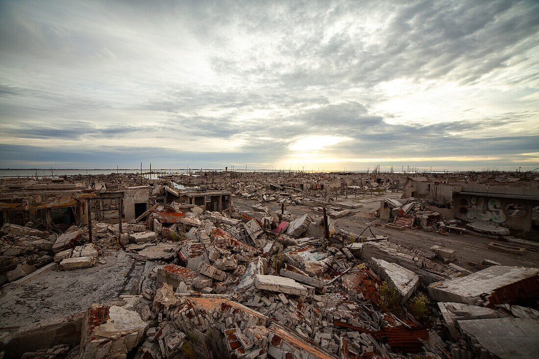 Ansicht des verlassenen Dorfes gegen bewölkten Himmel, Villa Epecuen