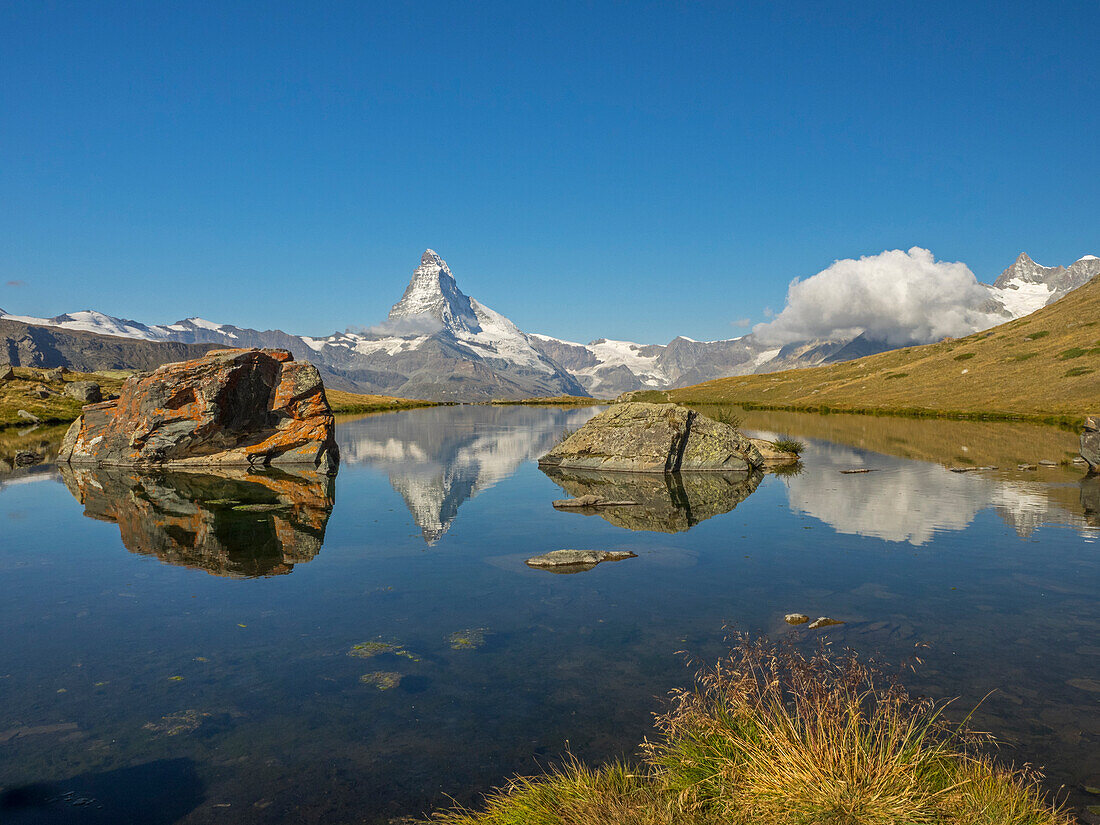 Schweiz, Zermatt, Matterhorn spiegelt sich im Stellisee wider