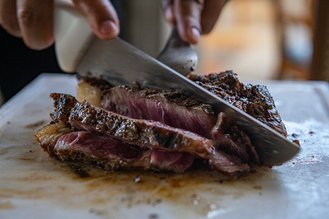 Zartes Fleisch wird für die Gäste eines argentinischen Steakhauses in Rio de Janeiro, Brasilien, Südamerika geschnitten