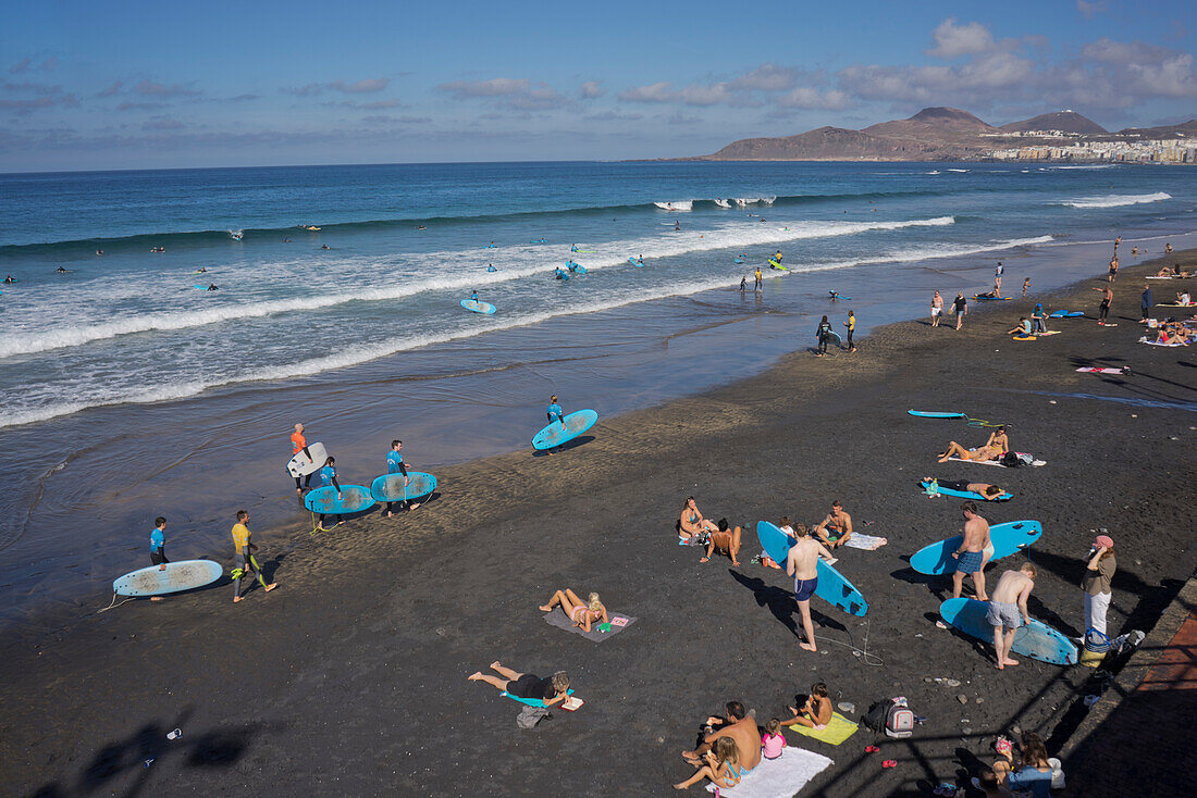 Menschen schwimmen, surfen, sonnen und essen am Strand von Las Canteras in Las Palmas, Gran Canaria, Kanarische Inseln, Spanien, Atlantik, Europa