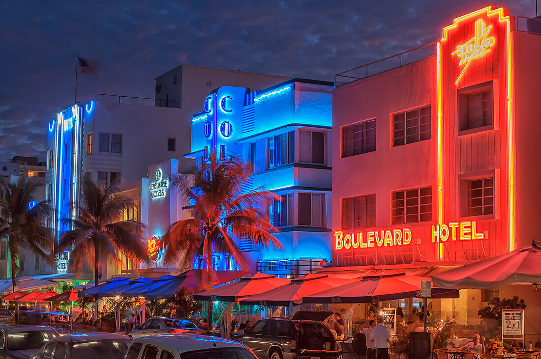 Ocean Drive bei Nacht, South Beach, Miami, Florida, Vereinigte Staaten von Amerika, Nordamerika