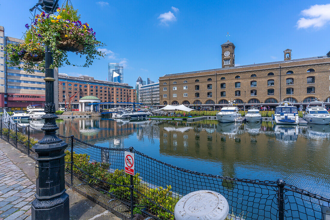 Blick auf St. Katherine Dock und die Stadt im Hintergrund, London, England, Vereinigtes Königreich, Europa