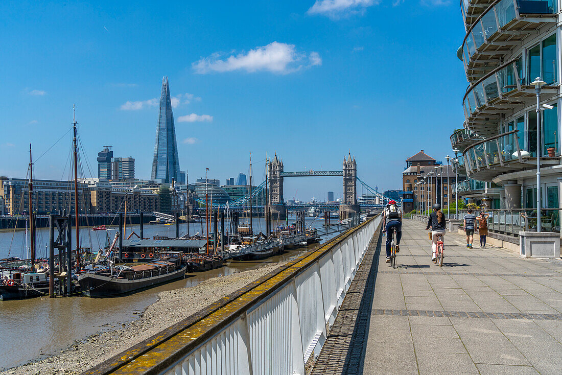 Blick auf die Tower Bridge und The Shard mit Thames Side Apartments, London, England, Vereinigtes Königreich, Europa