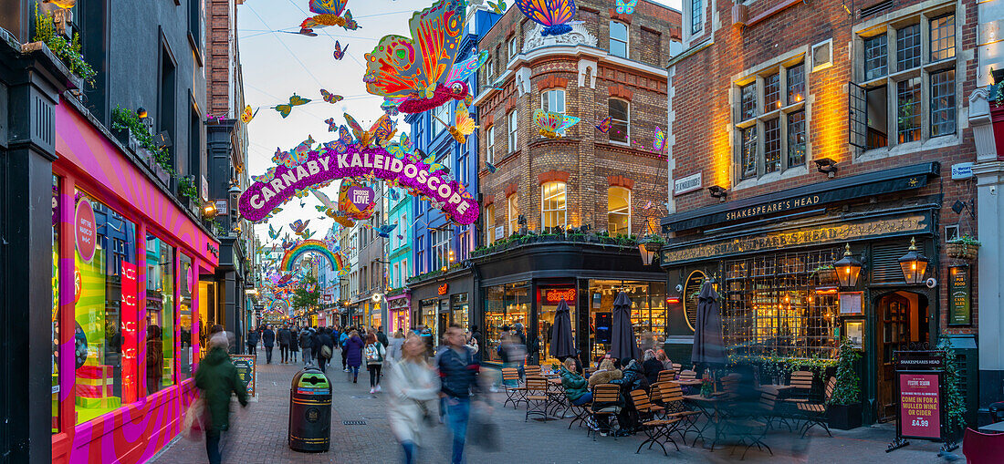 Blick auf die belebte Carnaby Street zu Weihnachten, London, England, Vereinigtes Königreich, Europa