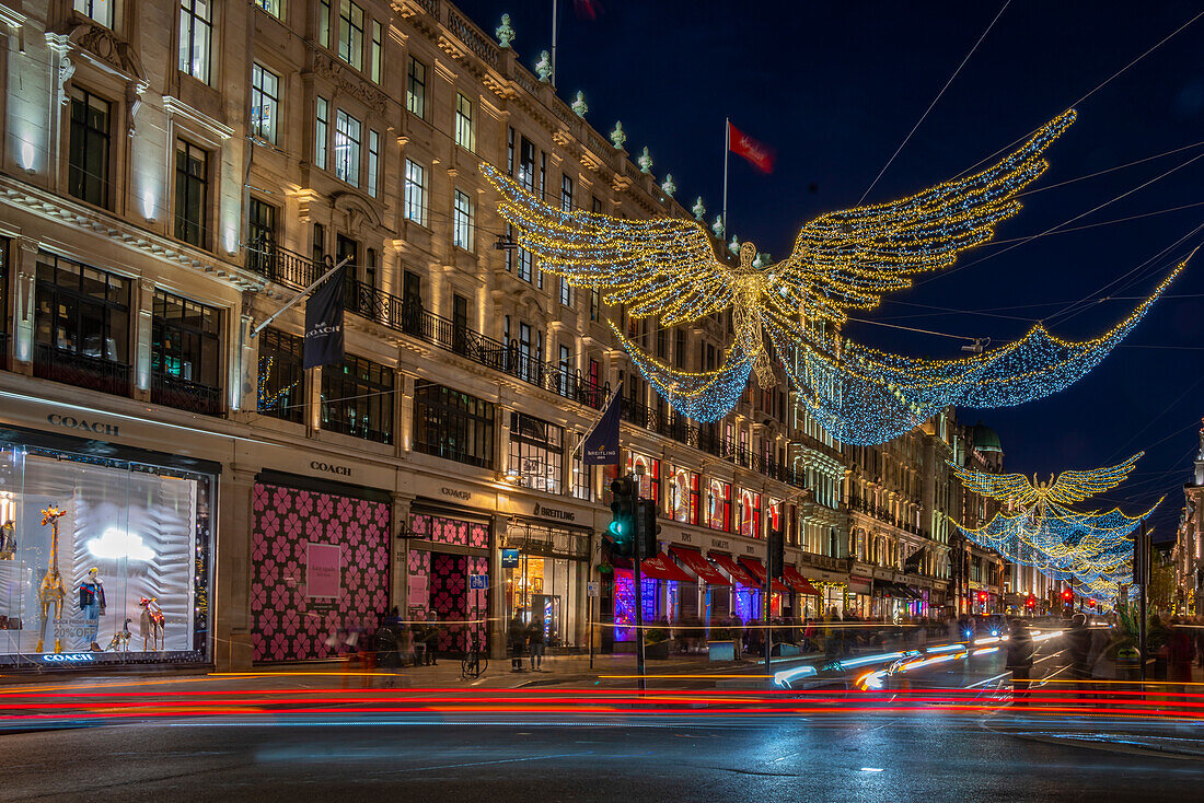 Blick auf Weihnachtsbeleuchtung und Geschäfte in der Regent Street zu Weihnachten, London, England, Vereinigtes Königreich, Europa