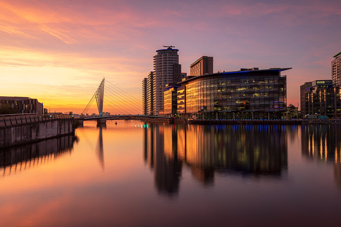 MediaCity UK reflektiert nachts, Salford Quays, Manchester, England, Vereinigtes Königreich, Europa