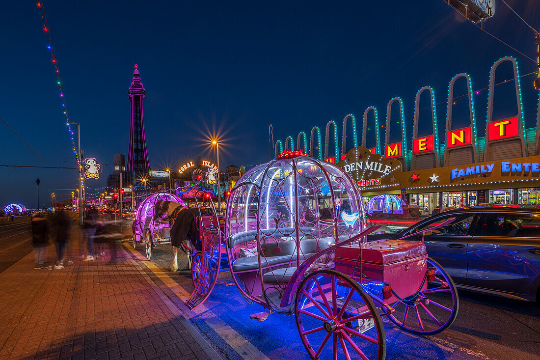 Blackpools Golden Mile mit gläserner Pferdekutsche, Blackpool, Lancashire, England, Vereinigtes Königreich, Europa