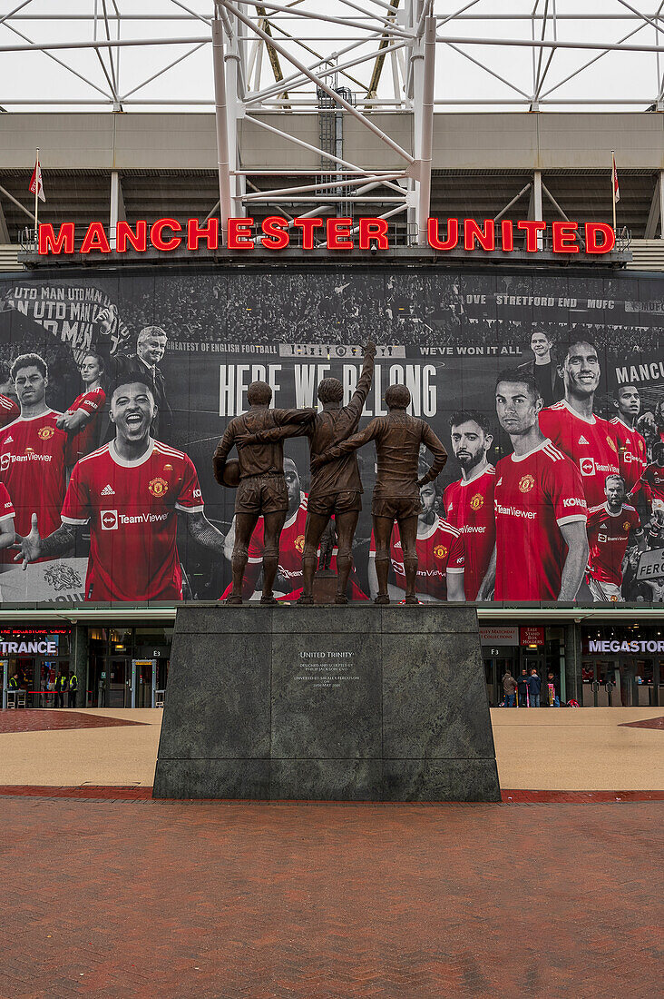 Manchester United Football Club und Statue, Manchester, England, Vereinigtes Königreich, Europa