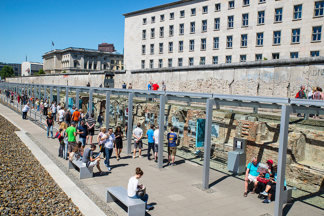 Abschnitt der Berliner Mauer durch das Museum Topographie des Terrors, Berlin, Deutschland, Europa