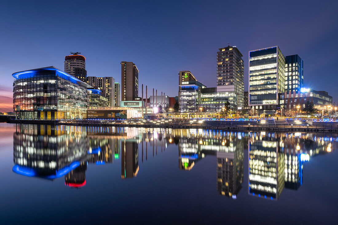 MediaCityUK spiegelt sich nachts in der North Bay wider, Salford Quays, Salford, Manchester, England, Vereinigtes Königreich, Europa