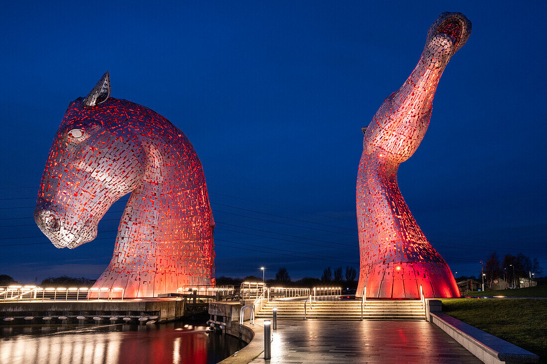 Die Kelpies in der Nacht, in der Nähe von Falkirk, Stirlingshire, Schottland, Vereinigtes Königreich, Europa