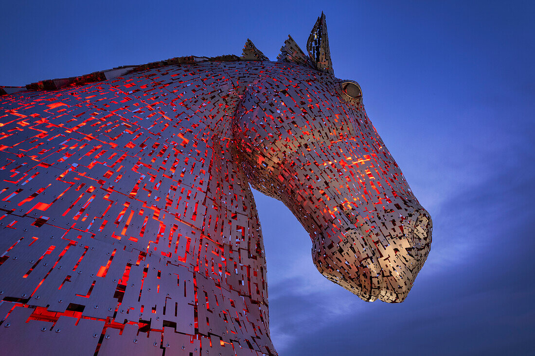 Einer der beiden Kelpies-Skulpturen in der Nacht, in der Nähe von Falkirk, Stirlingshire, Schottland, Vereinigtes Königreich, Europa