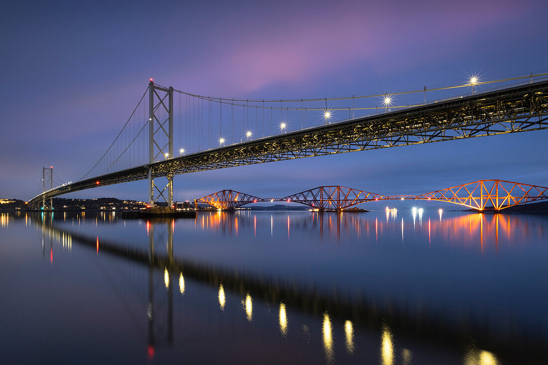 Die Forth Road Bridge und die Forth Railway Bridge bei Nacht überspannen den Firth of Forth, Queensferry, in der Nähe von Edinburgh, Lothian, Schottland, Vereinigtes Königreich, Europa