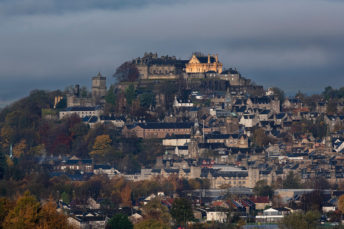 Stirling Castle und die Stadt Stirling im Herbst, Stirlingshire, Schottland, Vereinigtes Königreich, Europa