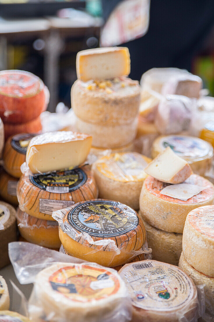 Käse im Lebensmittelmarkt, Cangas de Onis, Asturien, Spanien, Europa