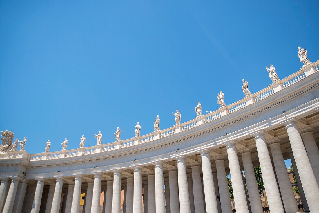 St. Peter's Square colonnades, UNESCO World Heritage Site, Vatican, Rome, Lazio, Italy, Europe