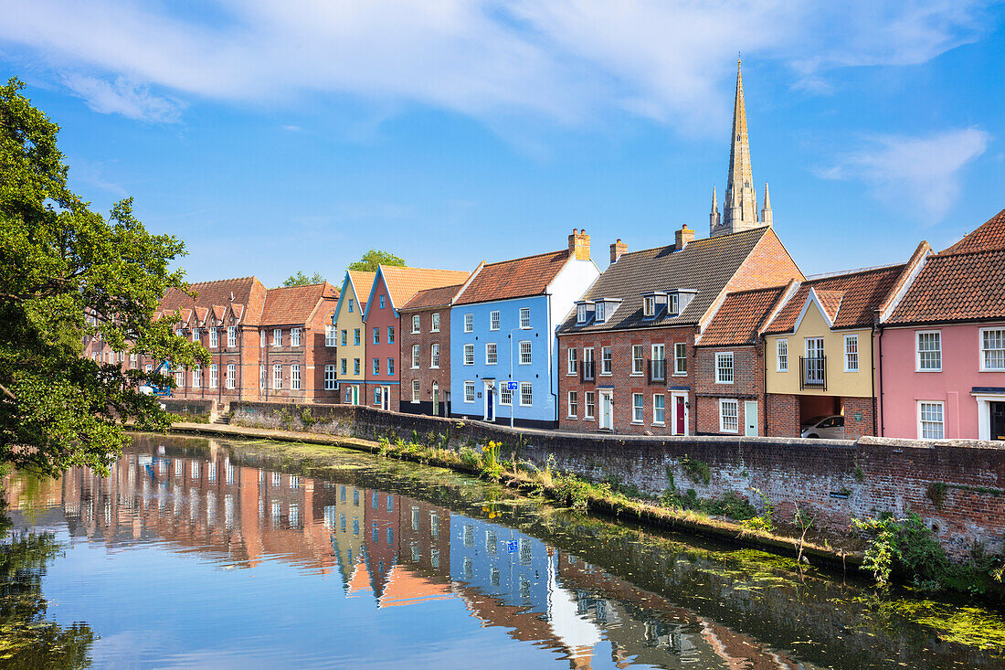 Schmale Straße Quayside und hell bemalte Häuser am Fluss Wensum, Norwich, Norfolk, East Anglia, England, Vereinigtes Königreich, Europa