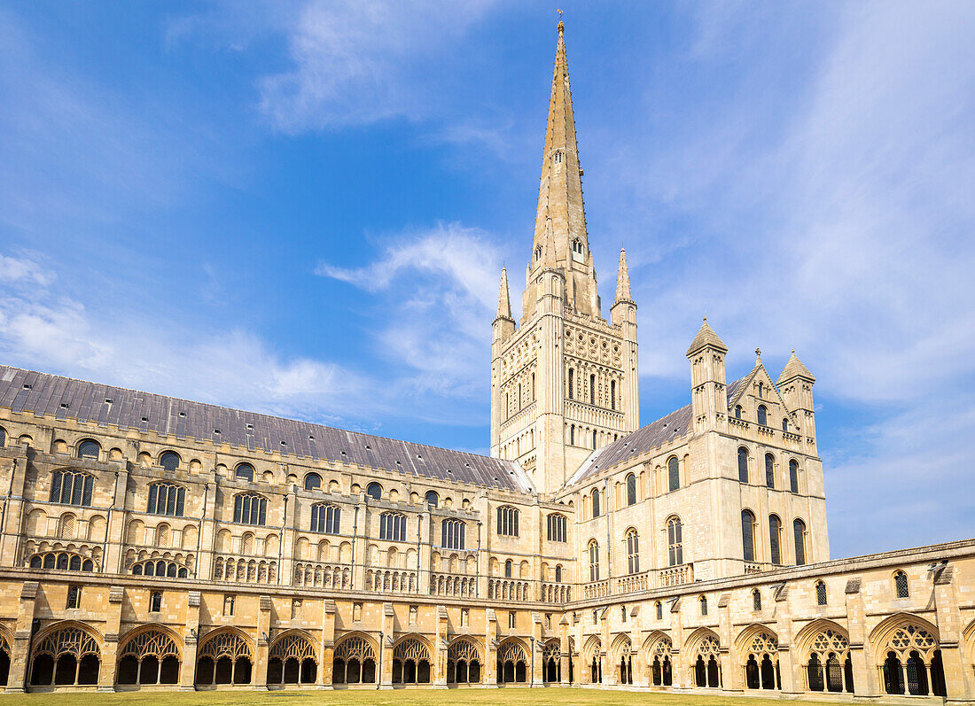 Kreuzgänge der Kathedrale, südlichen Querschiff und Turmspitze der Kathedrale von Norwich, Norwich, Norfolk, East Anglia, England, Vereinigtes Königreich, Europa