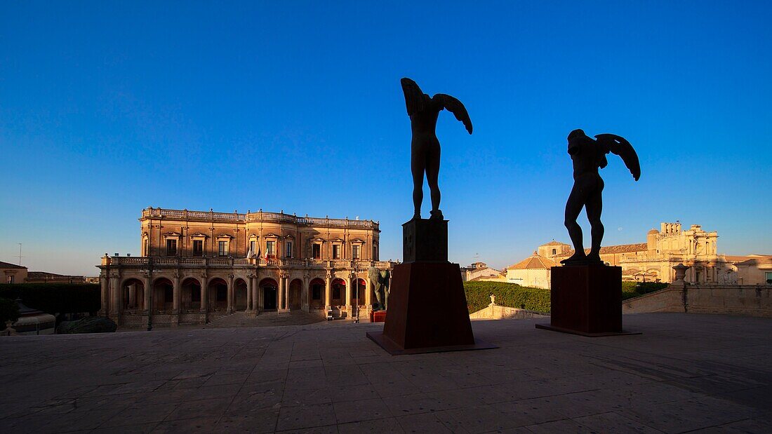 Mitoraj-Skulptur vor Palazzo Ducezio, Noto, Syrakus, Sizilien, Italien, Europa