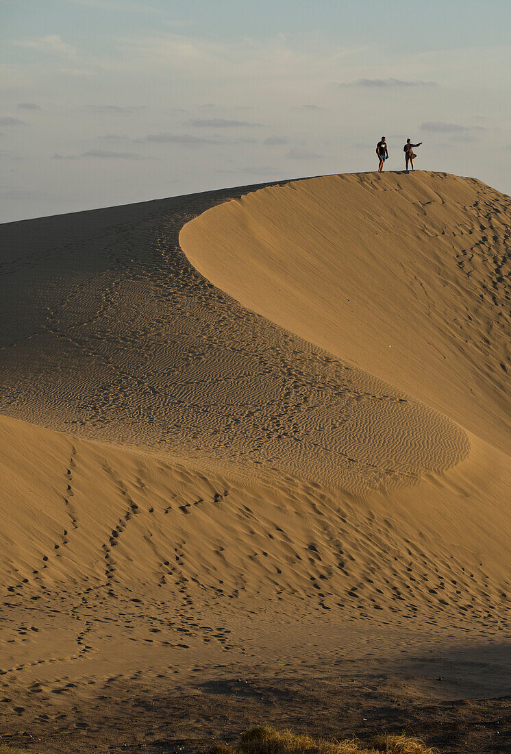 Menschen, die den Sonnenuntergang beobachten und Selfie-Fotos in den Sanddünen von Maspalomas machen, in der Nähe von Playa de los Ingleses, Gran Canaria, Kanarische Inseln, Spanien, Atlantik, Europa