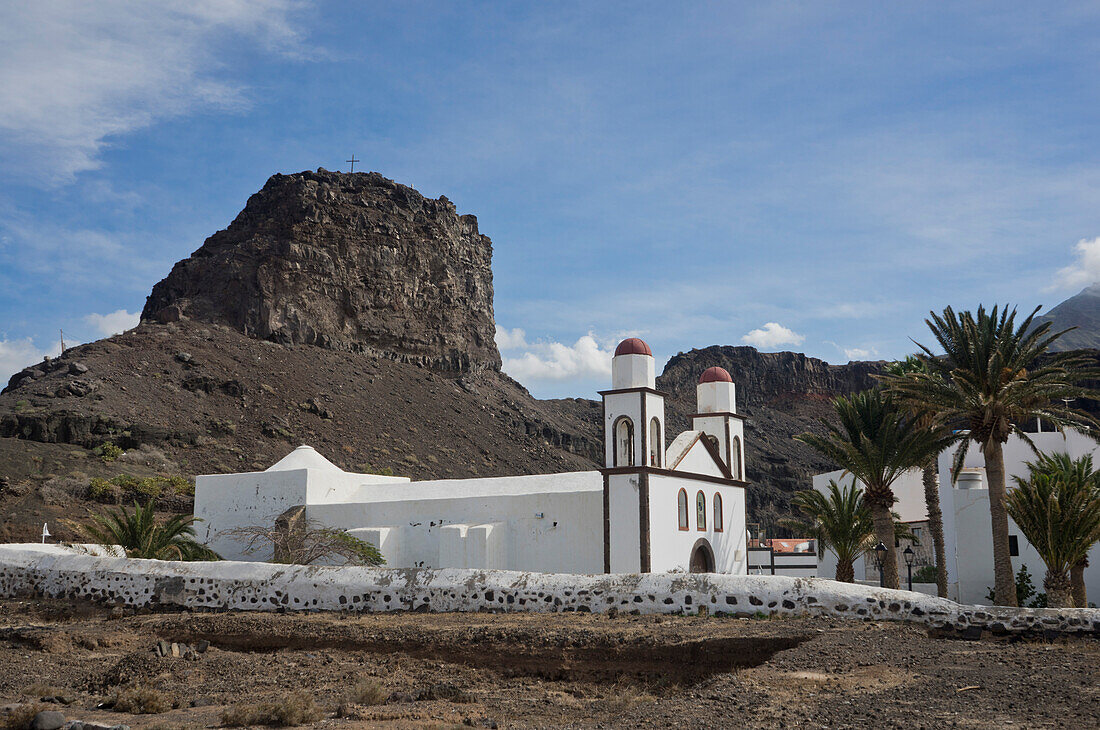 Blick auf eine Kirche in Puerto de Las Nieves, einem malerischen Fischerdorf an der Nordküste von Gran Canaria, Kanarische Inseln, Spanien, Atlantik, Europa