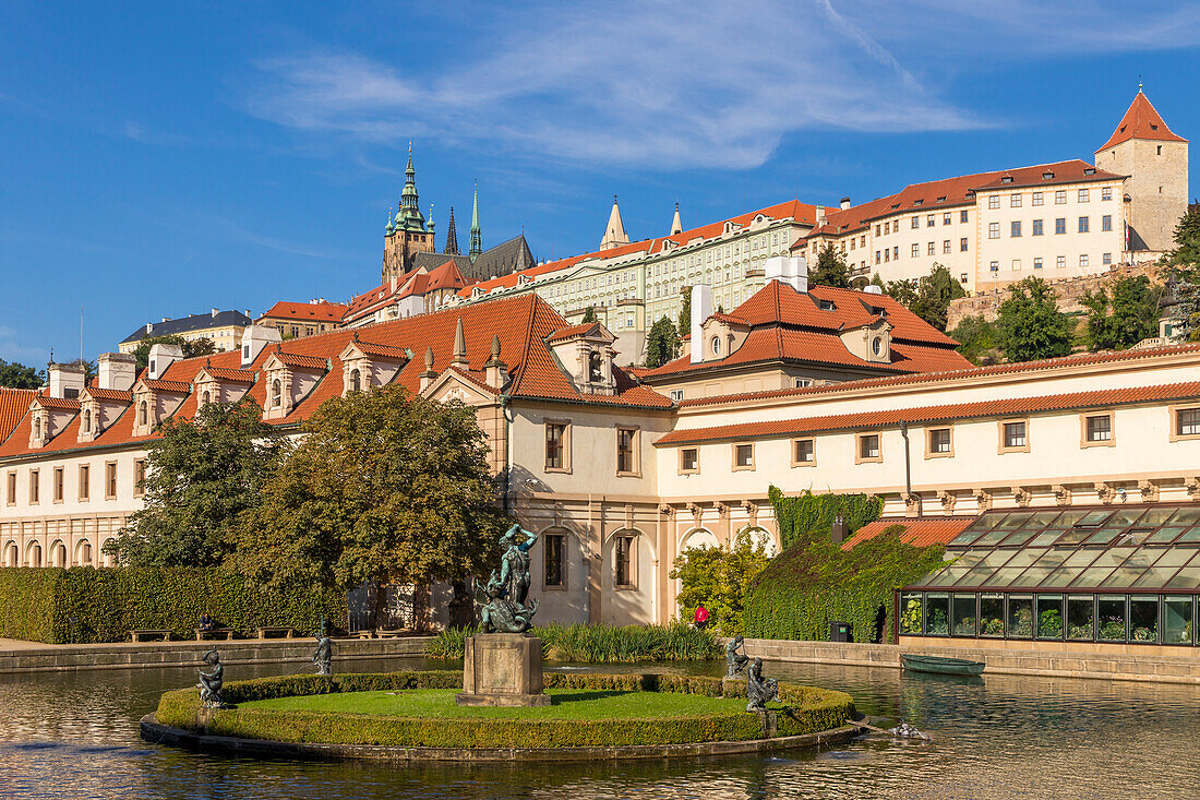 Prager Burg und St.-Veits-Dom aus dem Wallensteingarten, UNESCO-Weltkulturerbe, Prag, Tschechische Republik (Tschechien), Europa