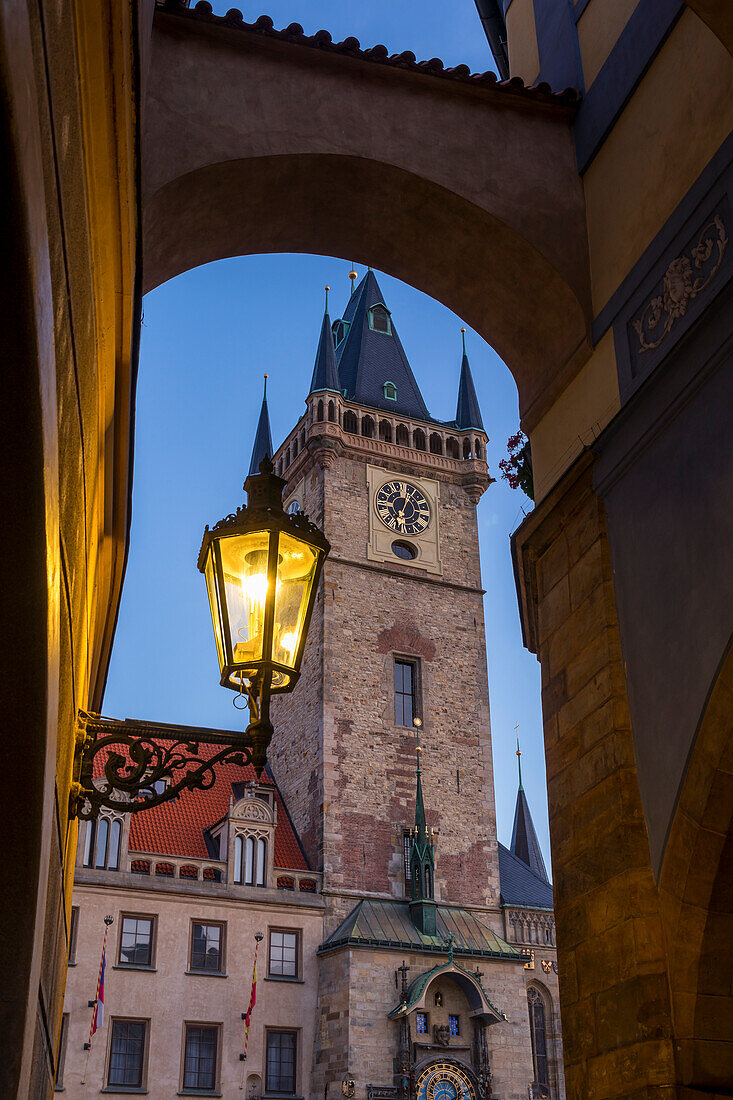 Der Rathausturm in der Altstadt gesehen im Morgengrauen, UNESCO-Weltkulturerbe, Prag, Tschechische Republik (Tschechien), Europa