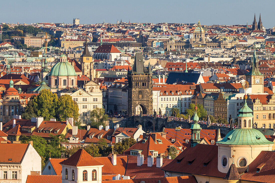 Erhöhten Blick vom südlichen Garten auf der Prager Burg über die Altstadt, UNESCO-Weltkulturerbe, Prag, Tschechische Republik (Tschechien), Europa